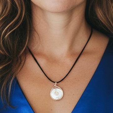 Handmade Wired MOP Shell White 30mm Flat Round Pendant in Black Faux Suede Cord Necklace Women