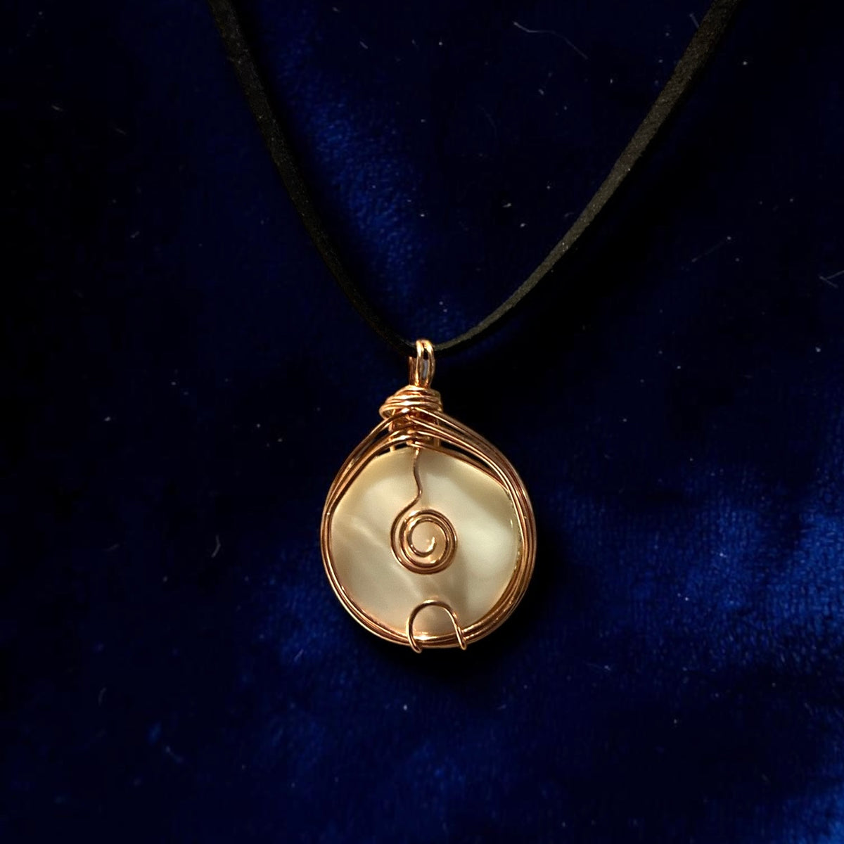 Handmade Wired MOP Shell White 30mm Flat Round Pendant in Black Faux Suede Cord Necklace Women